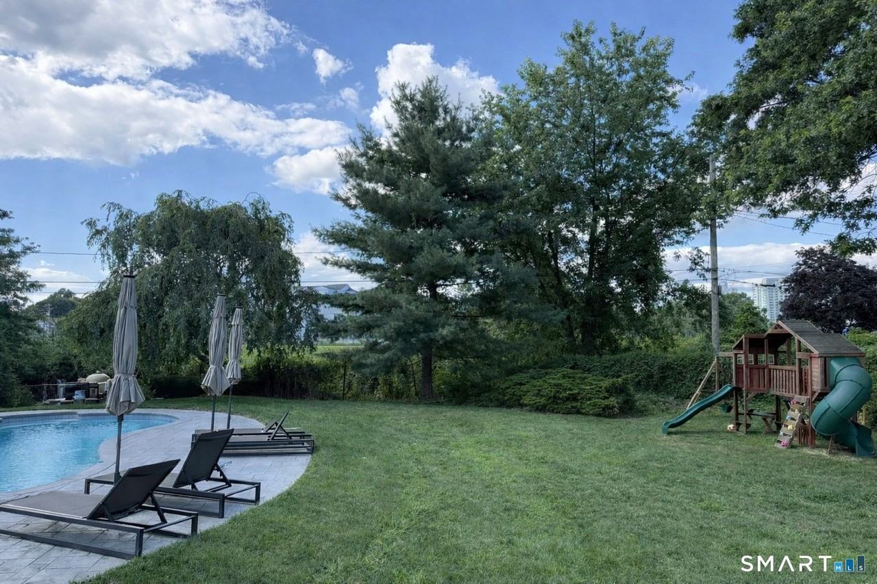 58 Davenport Dr - Photo 4 of 37