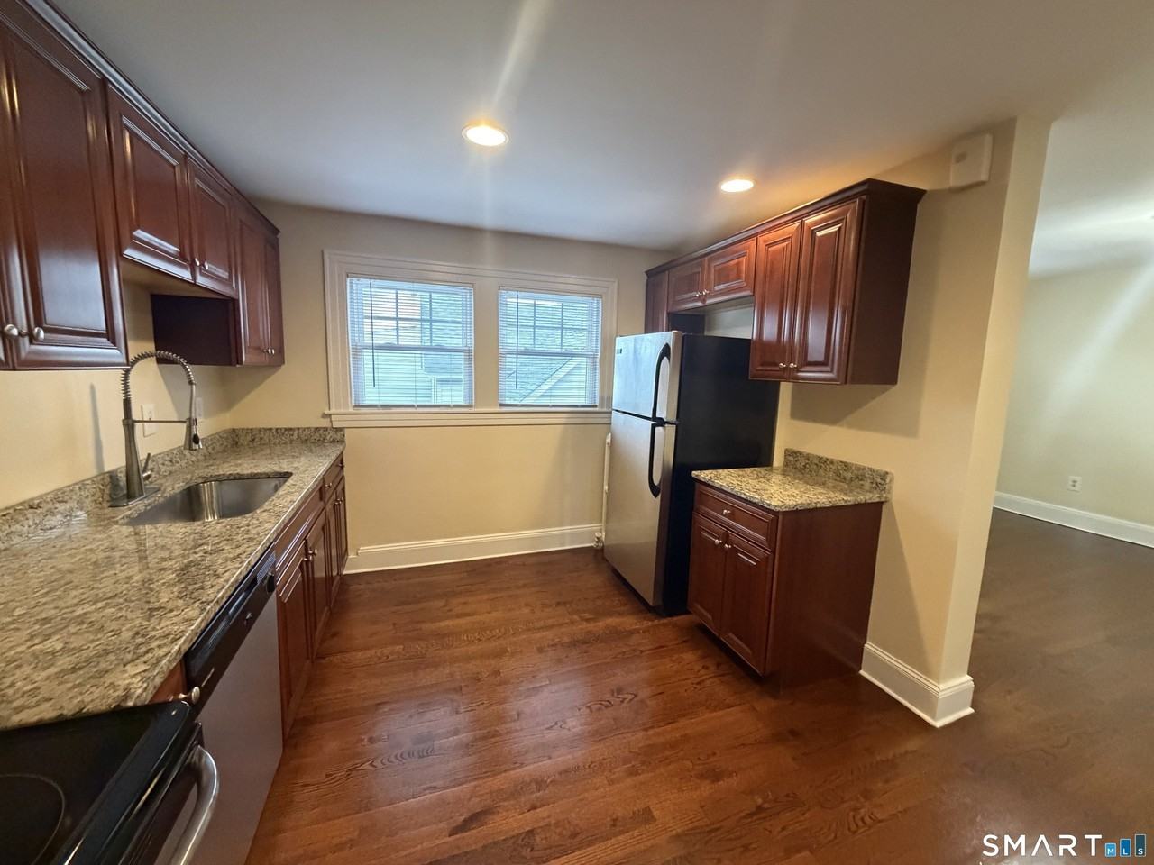 786 Farmington Ave 3rd Fl - Photo 5 of 13