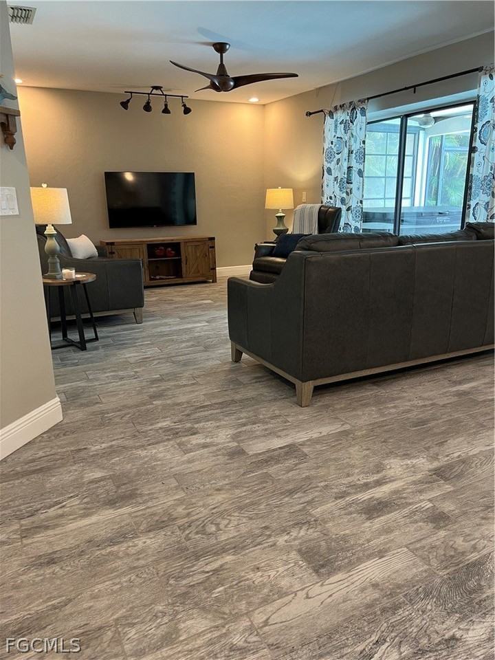 13226 Winsford Ln - Photo 7 of 25