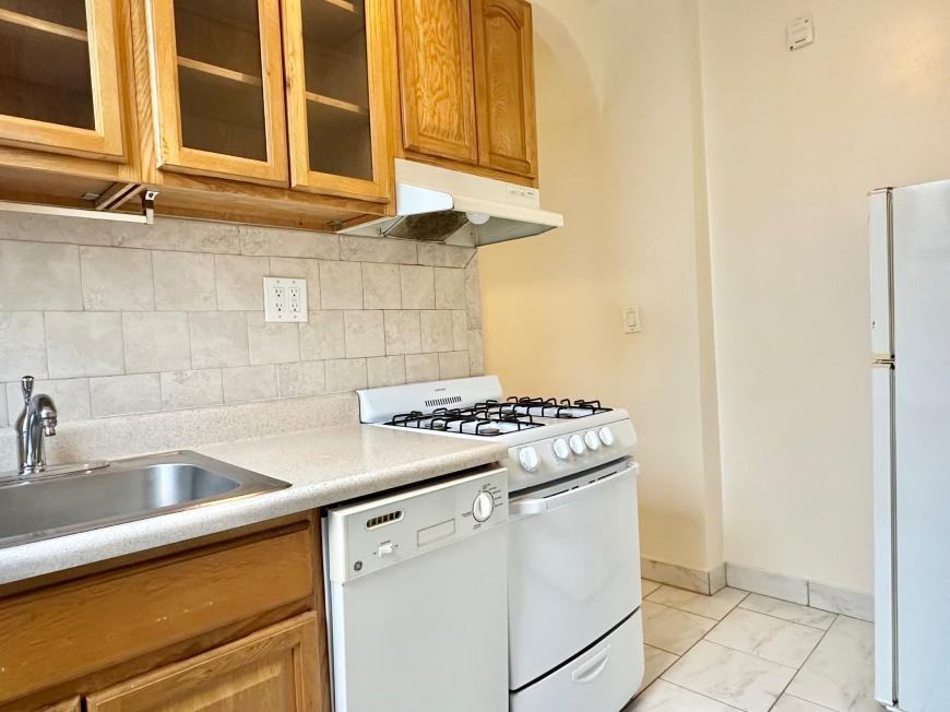 3133 Broadway - Photo 4 of 9