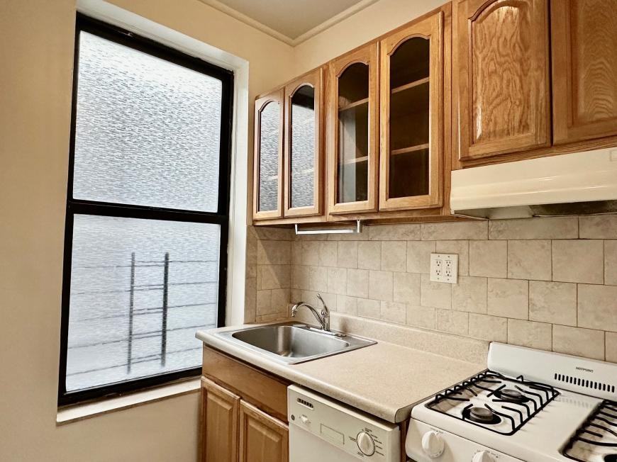 3133 Broadway - Photo 5 of 9