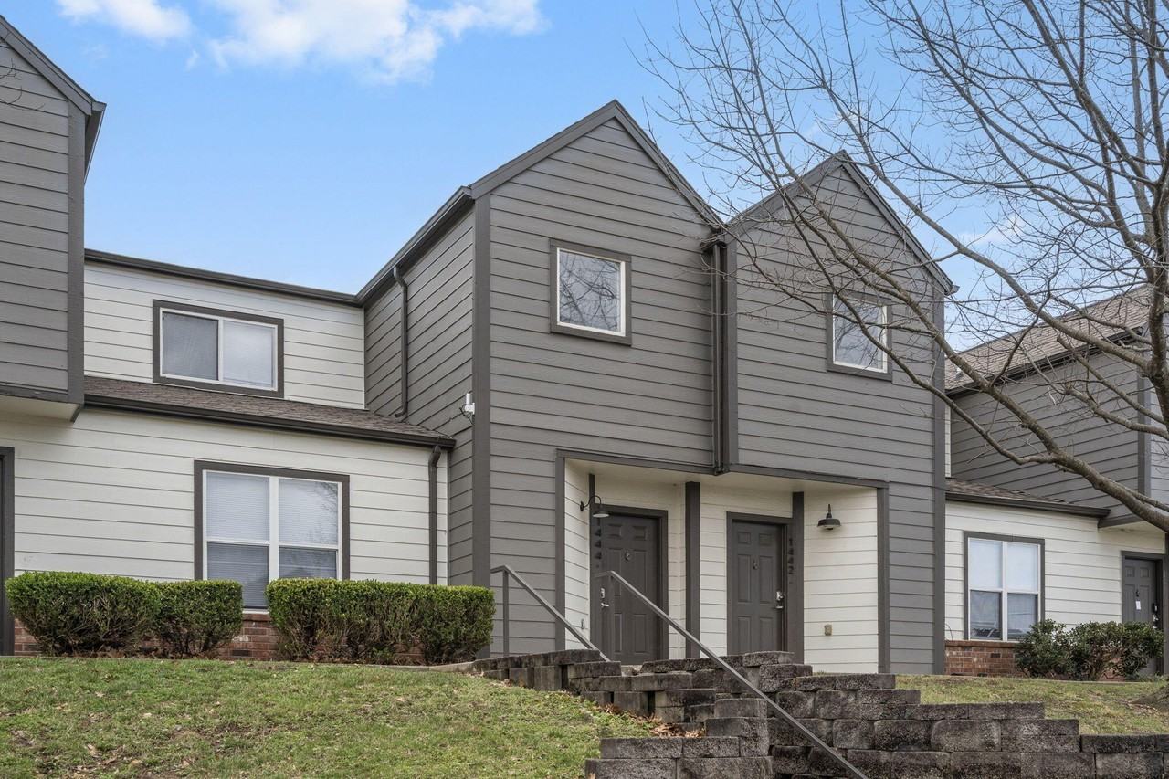 1447 E Oakwood Ln - Photo 3 of 31