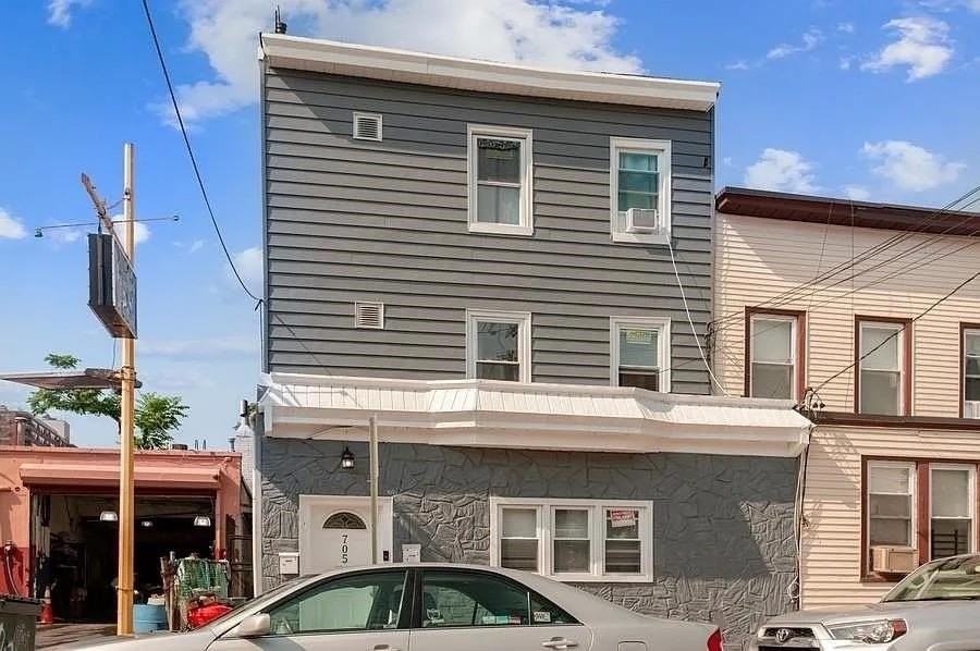 705 8th St #2 - Photo 6 of 30