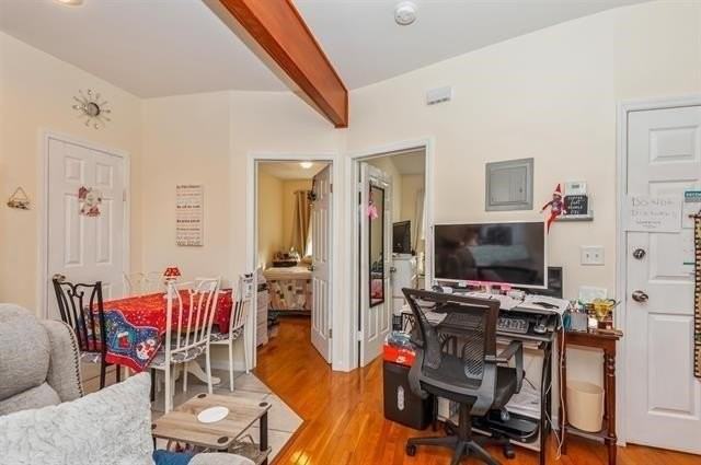 17 Chase Ct #1R - Photo 3 of 4