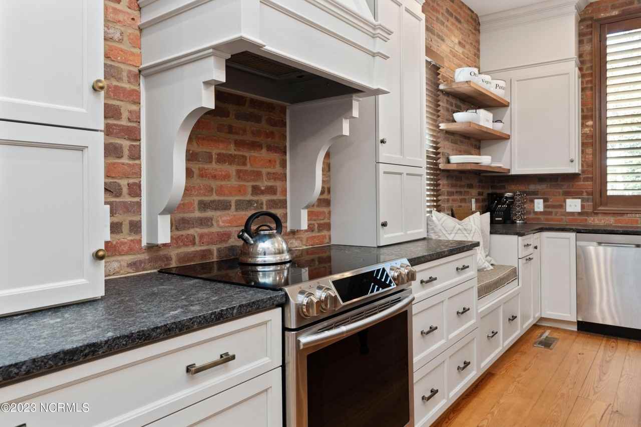 305 Harnett St - Photo 4 of 40