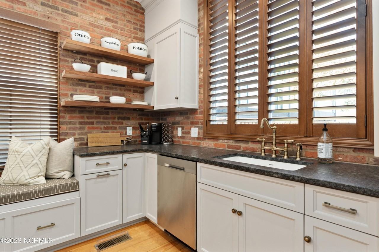 305 Harnett St - Photo 5 of 40