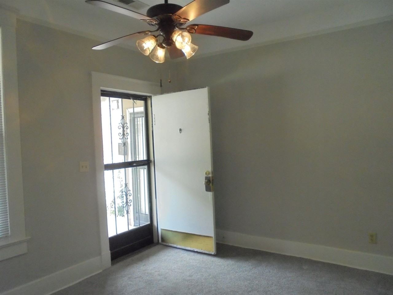 1001 Tanglewood St #B - Photo 2 of 14