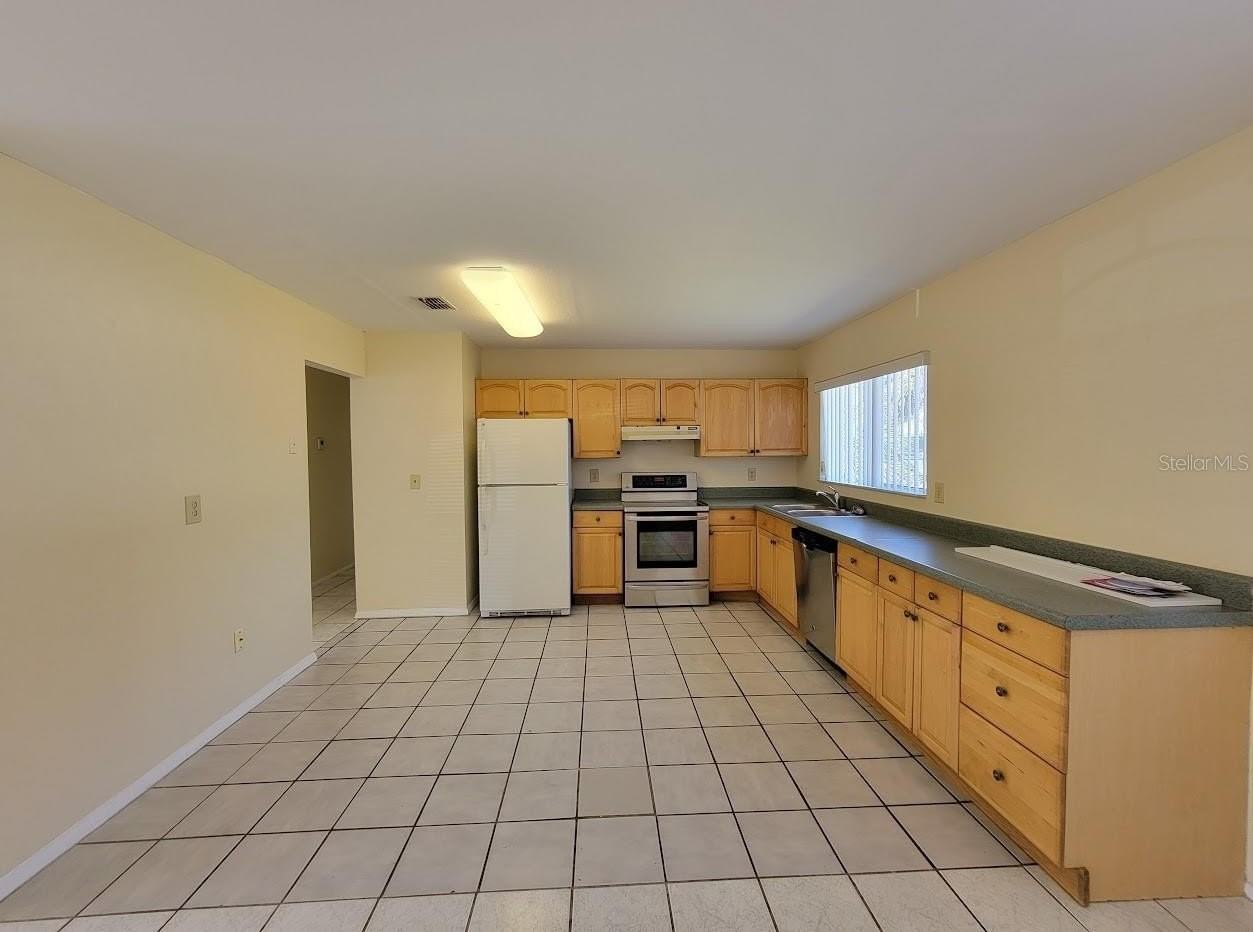 2466 Lakeshore Cir - Photo 2 of 28