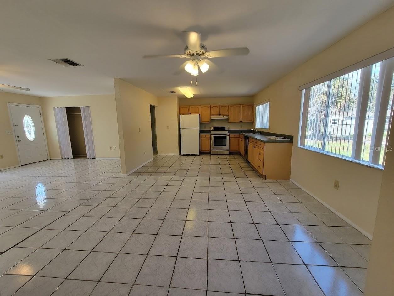 2466 Lakeshore Cir - Photo 3 of 28