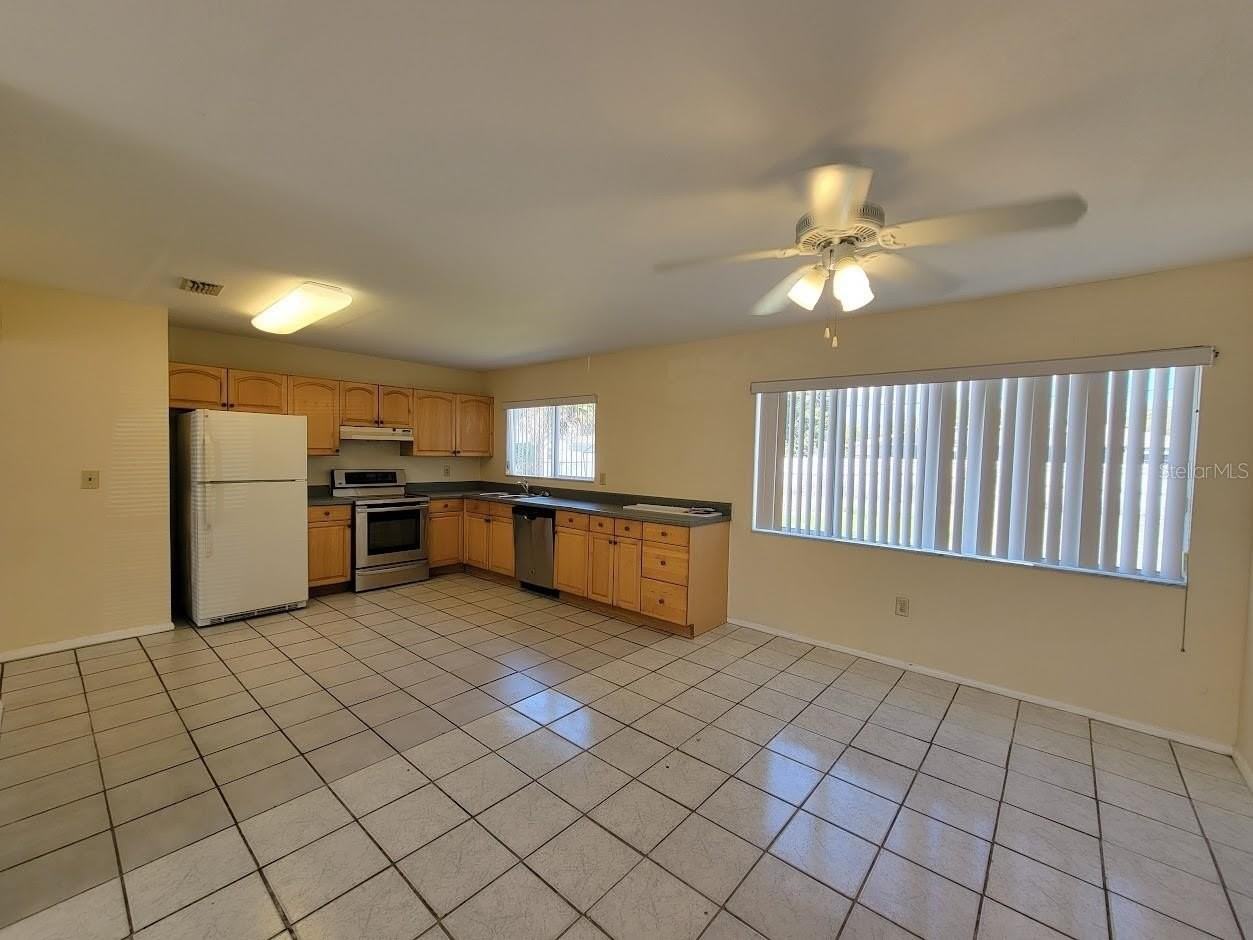 2466 Lakeshore Cir - Photo 6 of 28