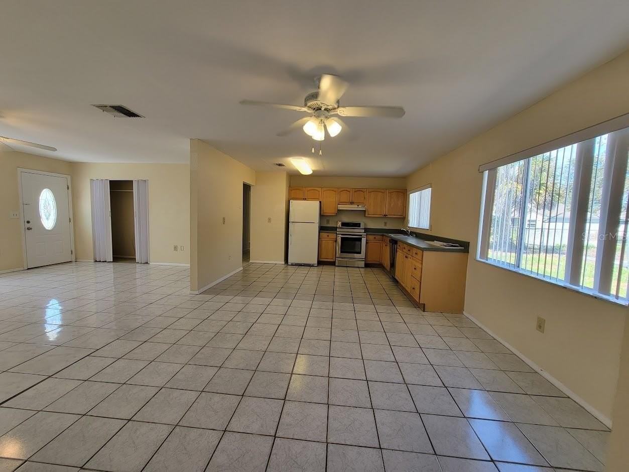 2466 Lakeshore Cir - Photo 7 of 28