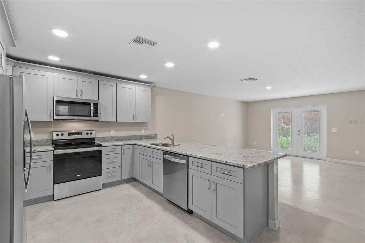 921 E Clifford Ave - Photo 2 of 13