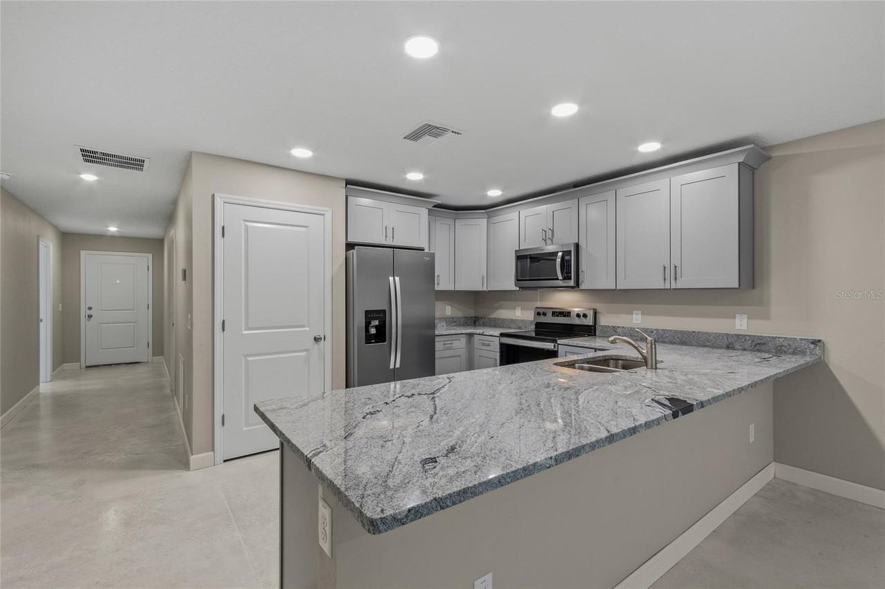 921 E Clifford Ave - Photo 3 of 13