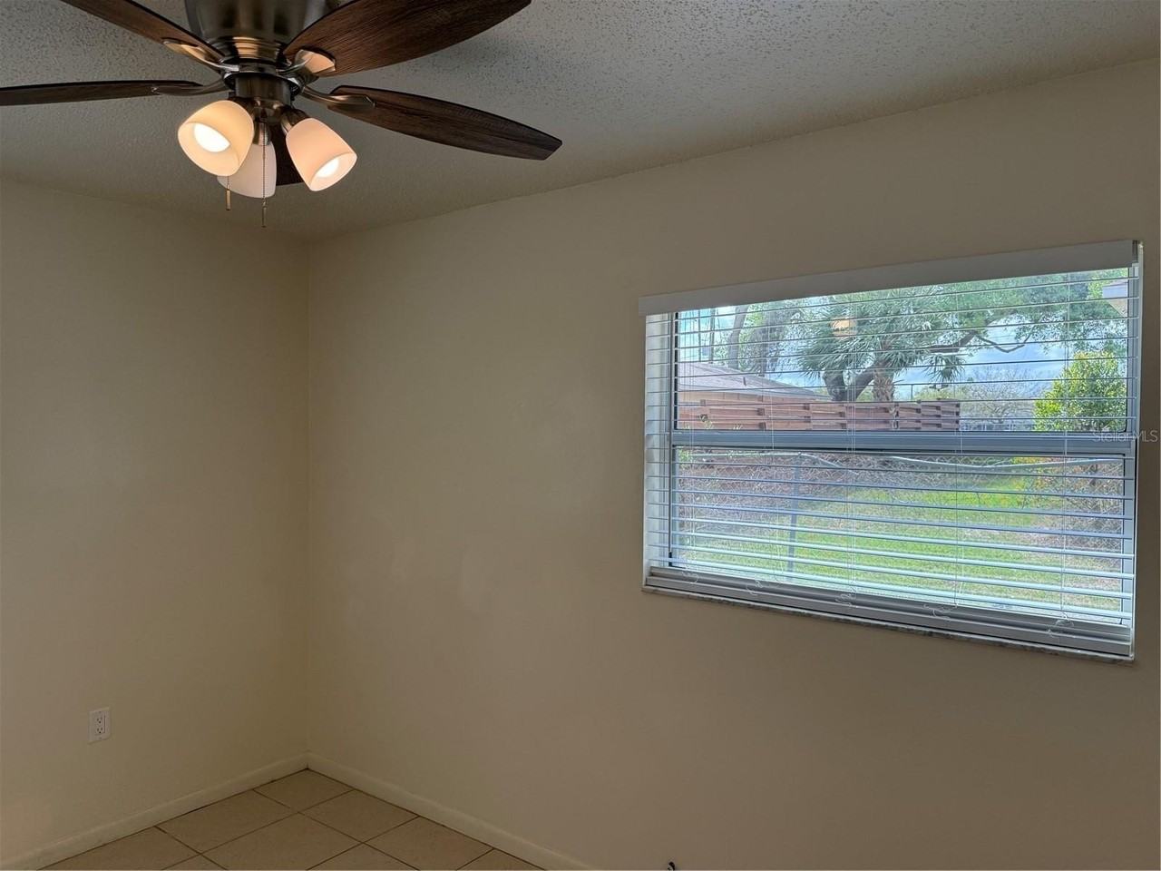 824 S Lone Oak Dr #B - Photo 5 of 19