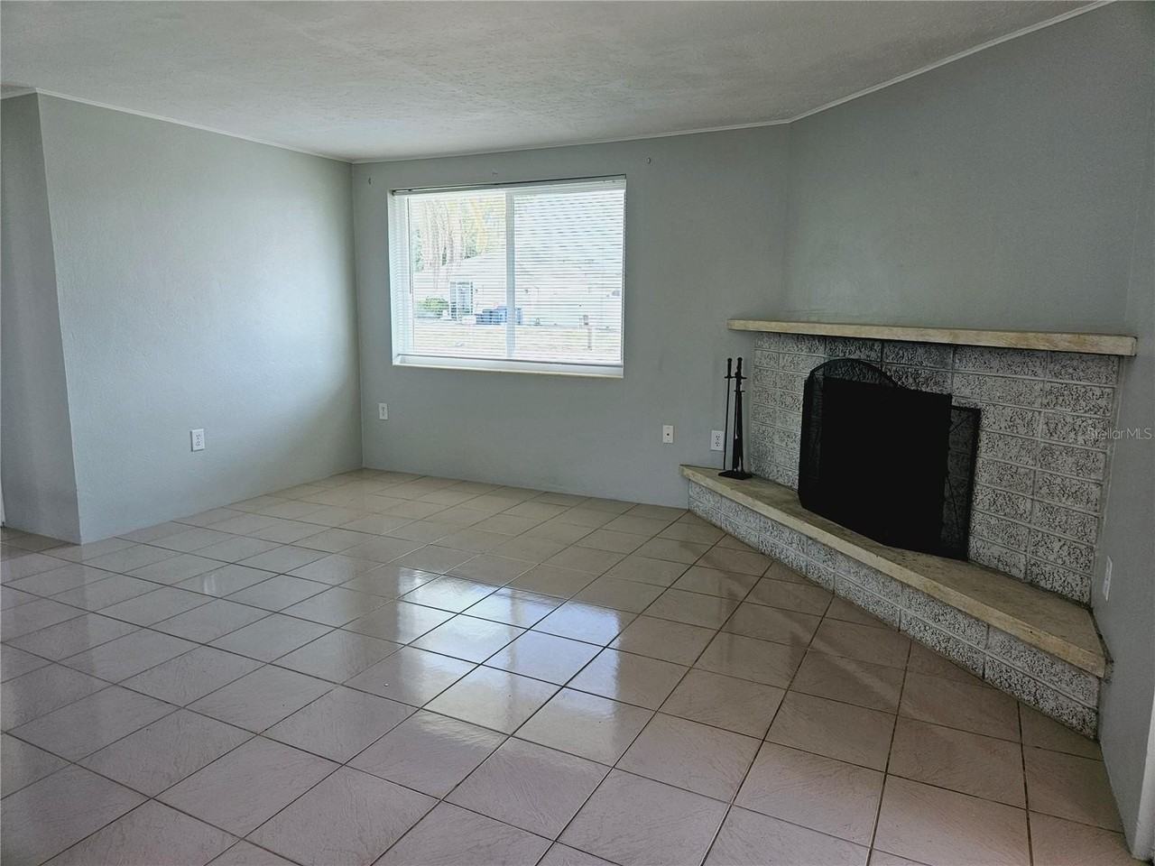 900 Nantucket Rd - Photo 2 of 23