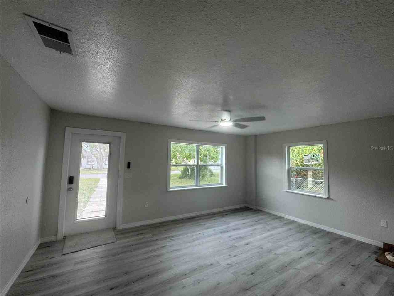 2549 Olive Ave - Photo 5 of 11