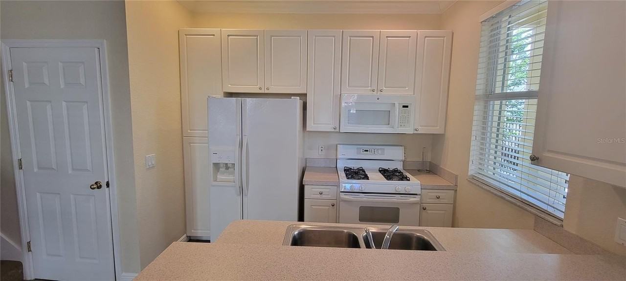 1112 Islamorada Ln - Photo 6 of 16