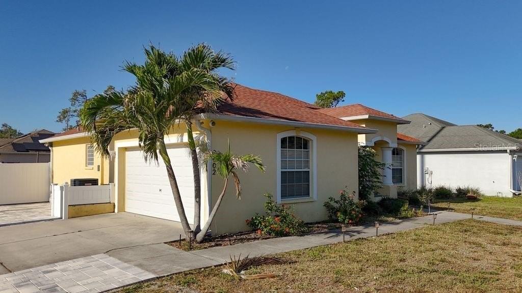 2402 Dryer Ave - Photo 4 of 49