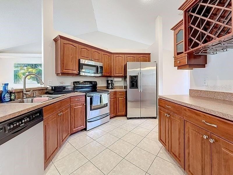 2402 Dryer Ave - Photo 5 of 49