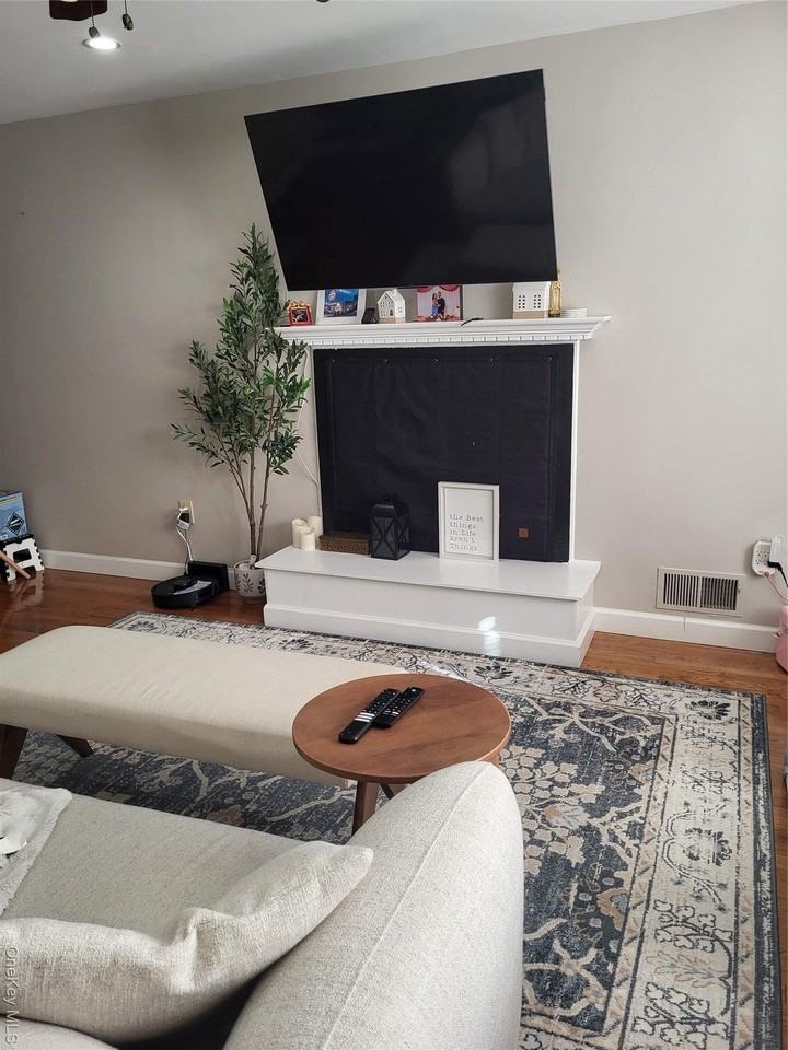 79 Winchester Ave - Photo 4 of 21