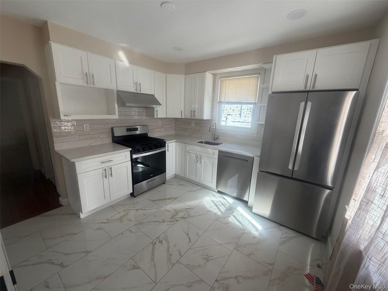 73 Willoughby Ave - Photo 2 of 8