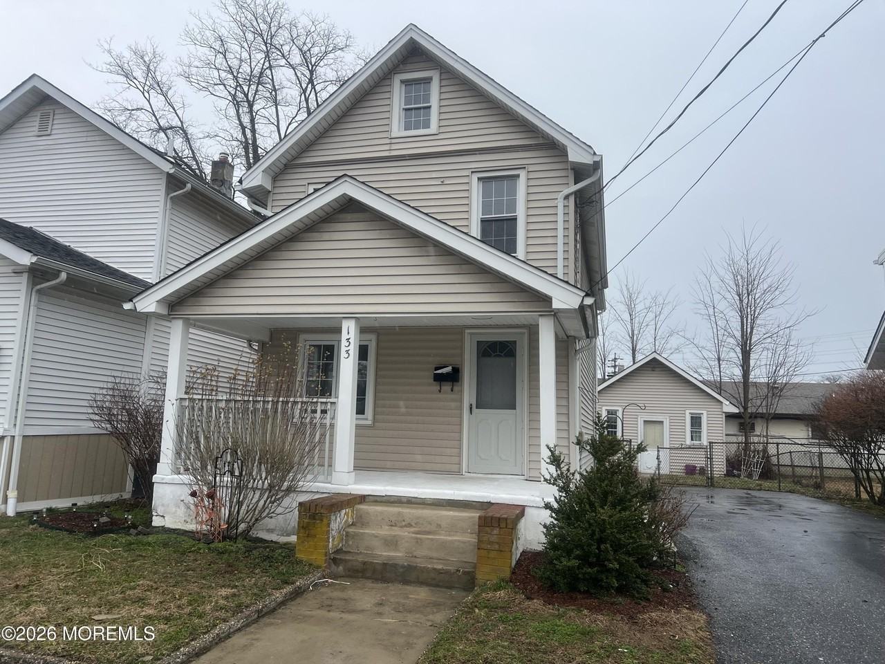 133 Leonard Ave - Photo 3 of 25