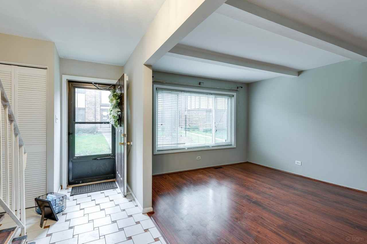 18W269 Kirkland Ln - Photo 3 of 22