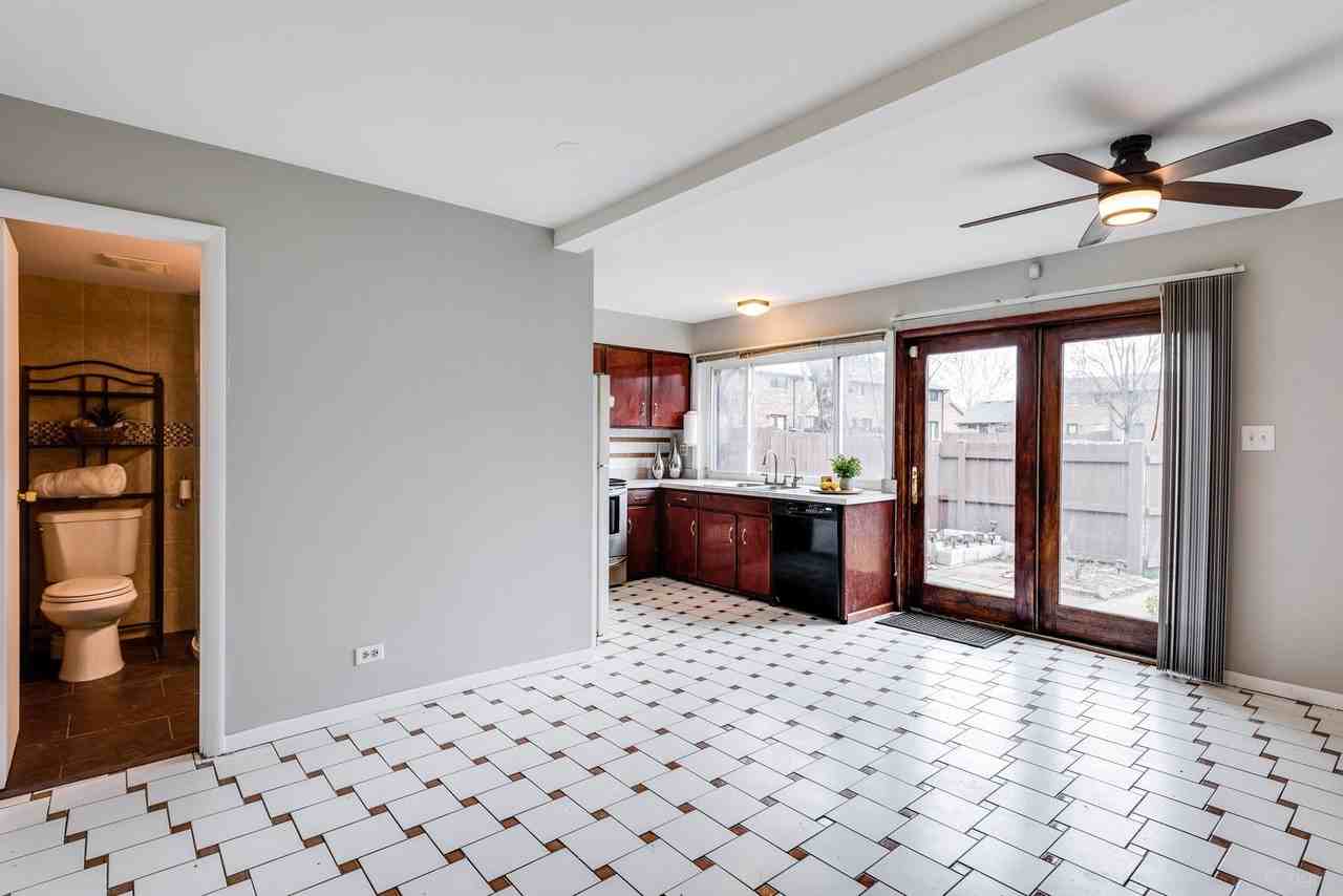 18W269 Kirkland Ln - Photo 4 of 22