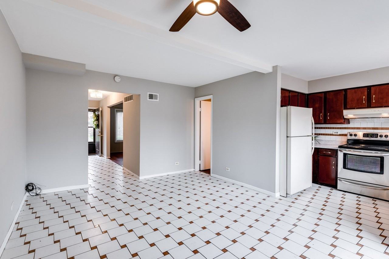 18W269 Kirkland Ln - Photo 5 of 22