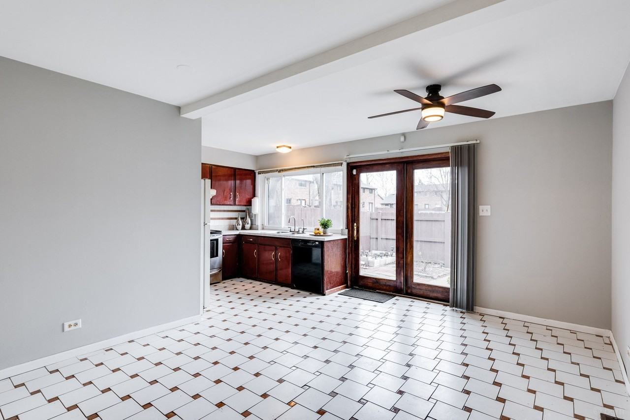 18W269 Kirkland Ln - Photo 7 of 22