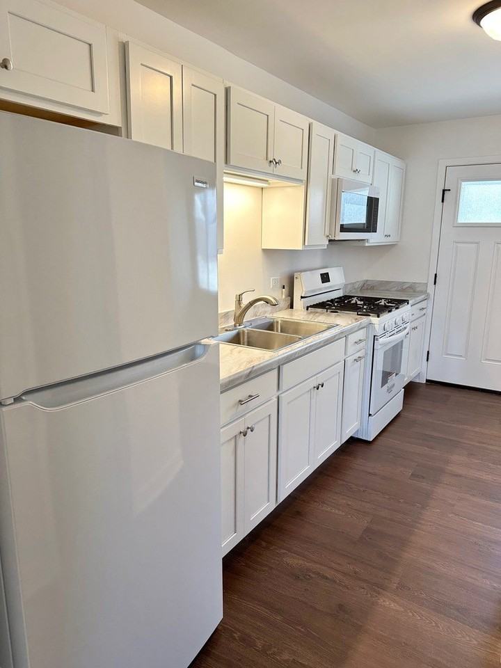 222 S Tryon St Apt 2 - Photo 2 of 17