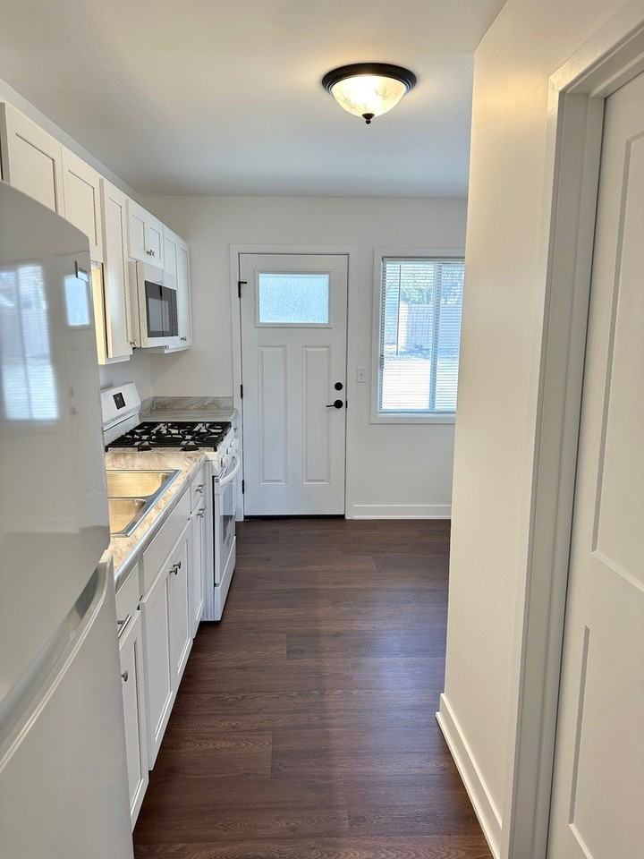 222 S Tryon St Apt 2 - Photo 3 of 17