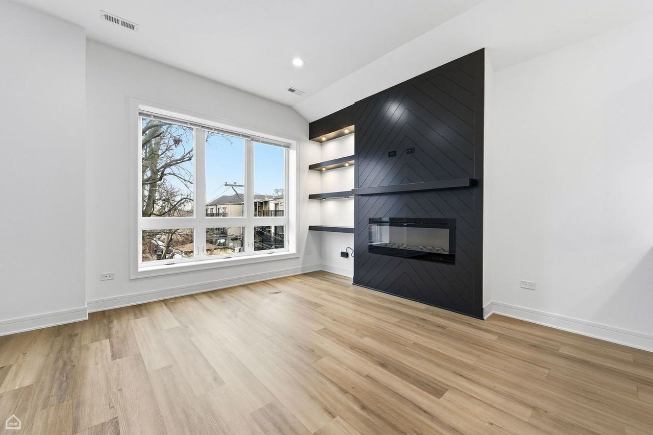 861 E 63rd Pl Unit 3 - Photo 2 of 20