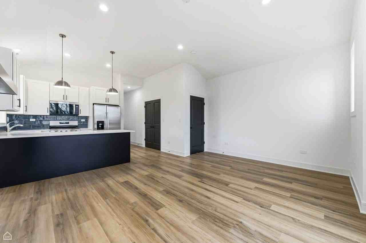 861 E 63rd Pl Unit 3 - Photo 5 of 20