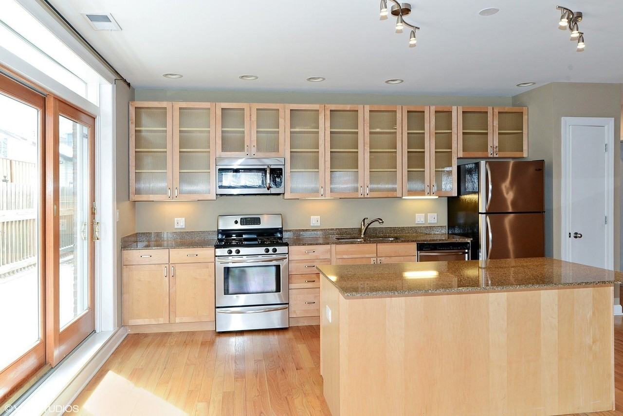 2233 W Lawrence Ave Apt 2 - Photo 4 of 15