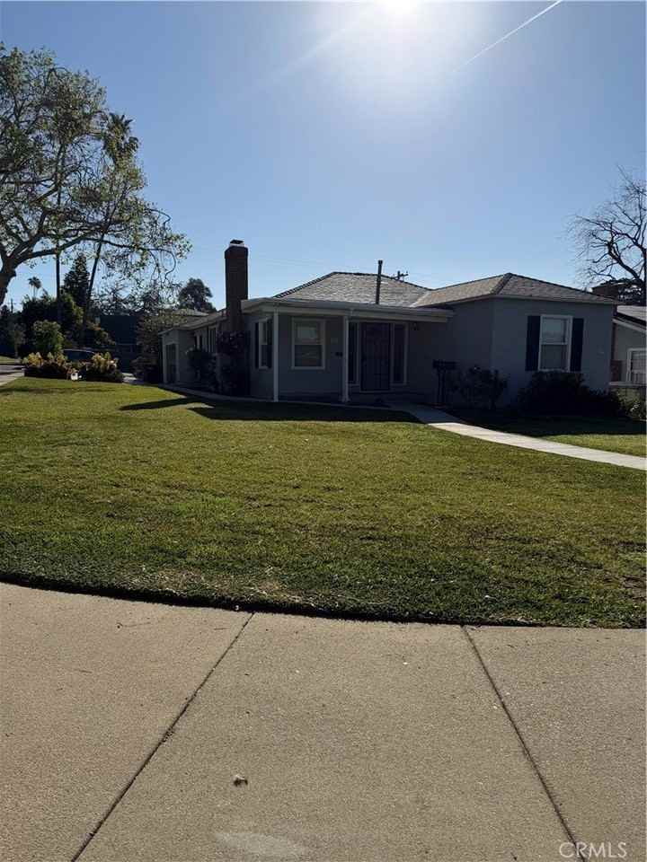 558 N Vermont Ave - Photo 2 of 11