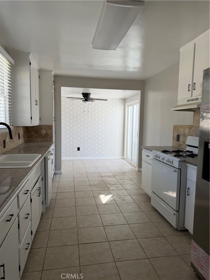 558 N Vermont Ave - Photo 5 of 11