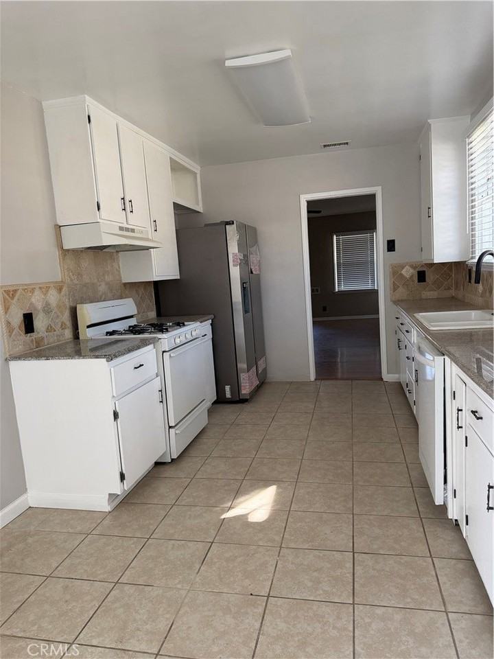 558 N Vermont Ave - Photo 6 of 11