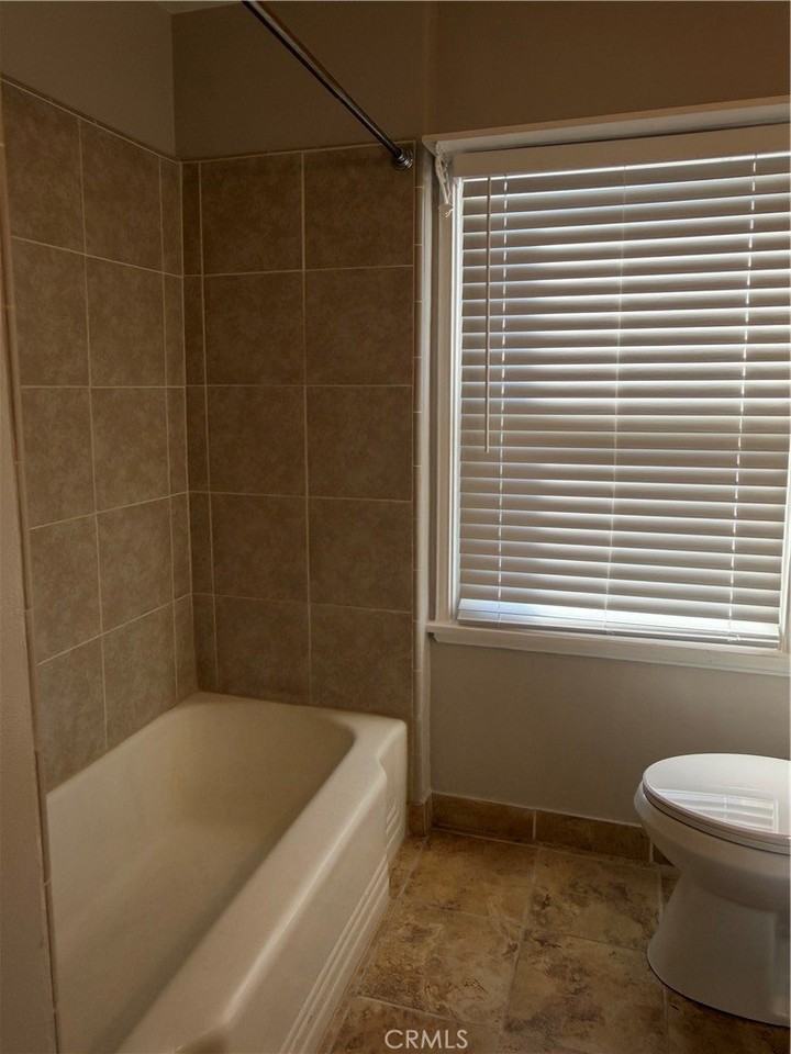 558 N Vermont Ave - Photo 7 of 11