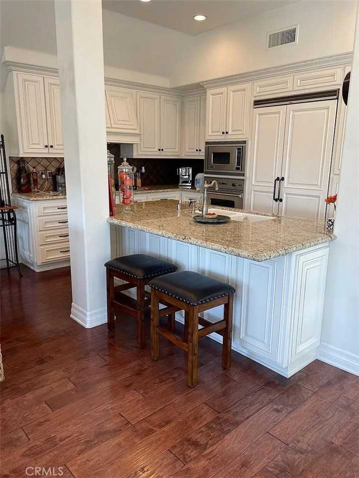 504 Avocado Ave - Photo 5 of 29