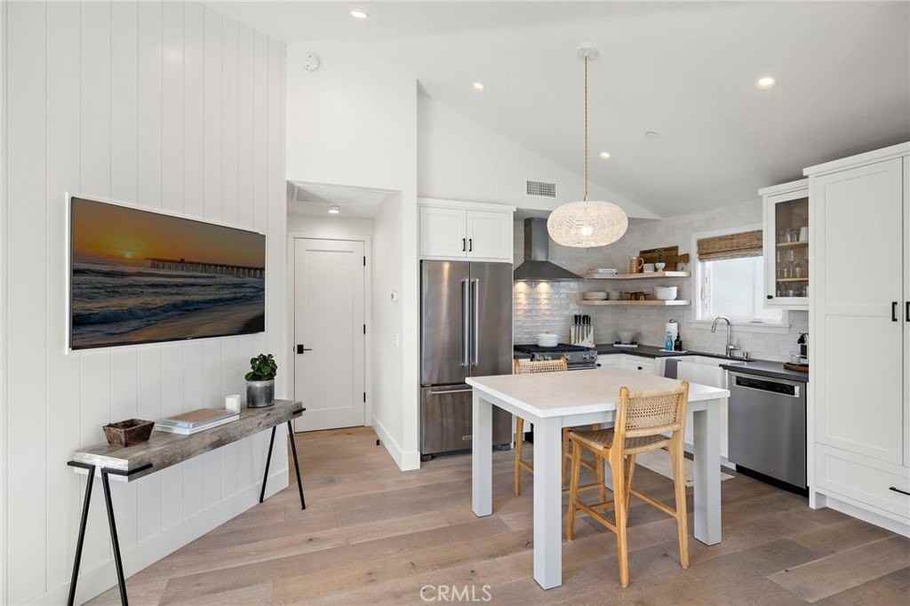 326 Locust St - Photo 2 of 18