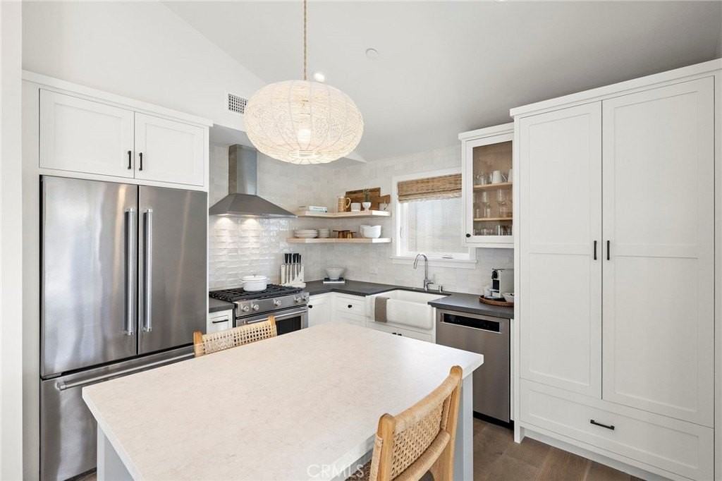 326 Locust St - Photo 3 of 18