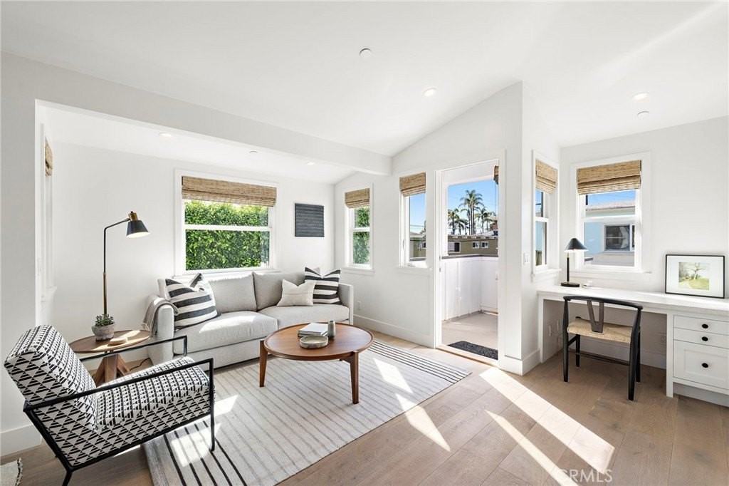 326 Locust St - Photo 4 of 18