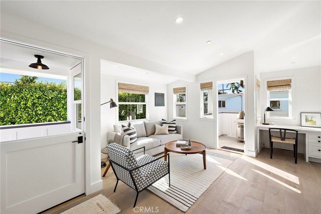 326 Locust St - Photo 7 of 18