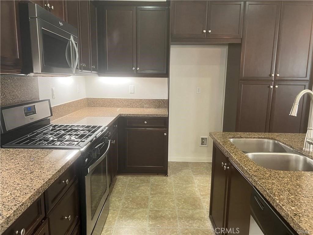 481 Portoles Ln - Photo 3 of 16