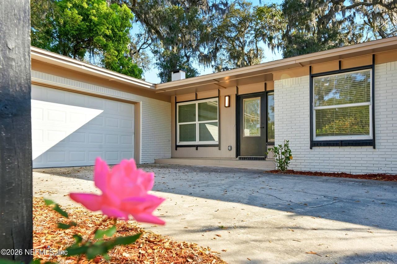 2915 Hollybay Rd - Photo 2 of 24