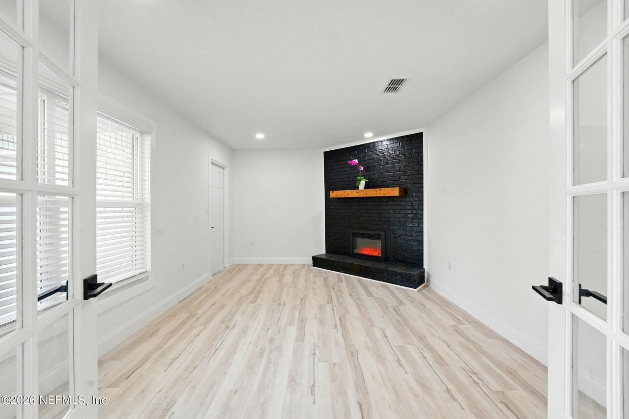 2915 Hollybay Rd - Photo 5 of 24