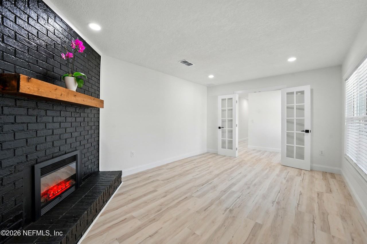 2915 Hollybay Rd - Photo 6 of 24