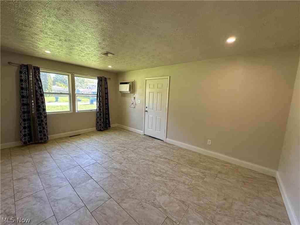 3020 Northgate Ave - Photo 4 of 7