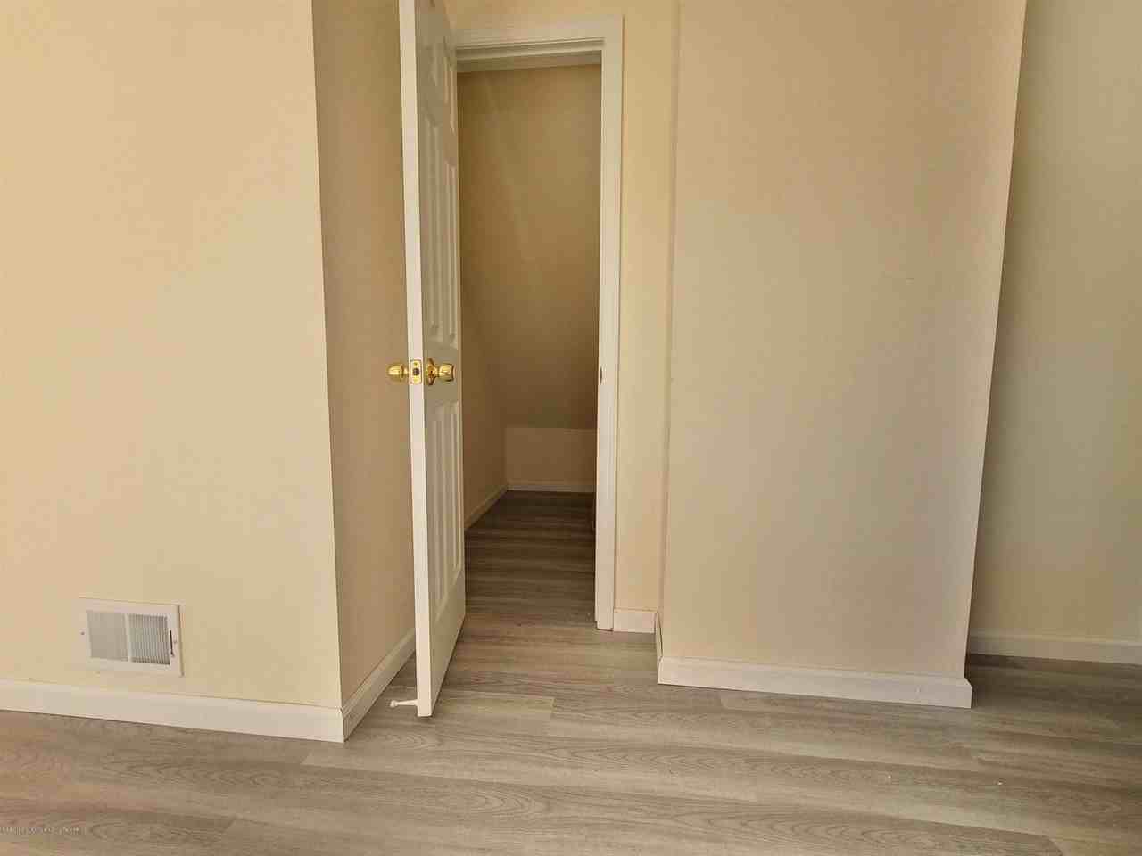 261 Wood Ave - Photo 4 of 12